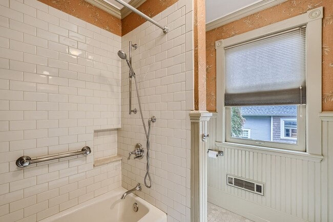 Building Photo - Queen Anne Home