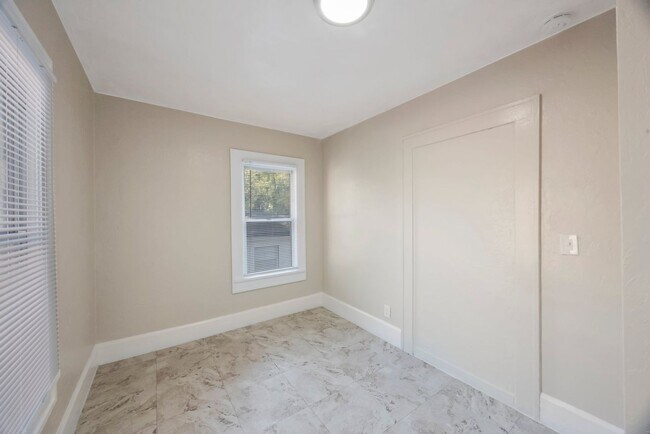 Building Photo - 2242 23rd Ave S