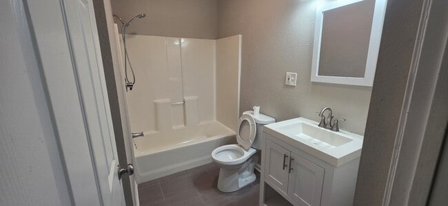 Building Photo - Welcome to this charming 3-bedroom, 2-bath...