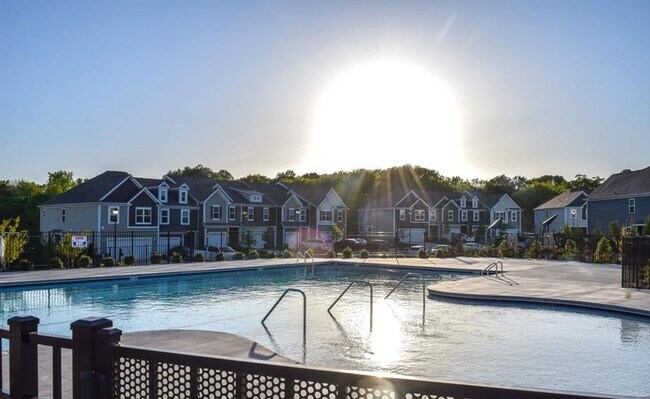 Building Photo - Like New End-Unit townhome in Monroe!