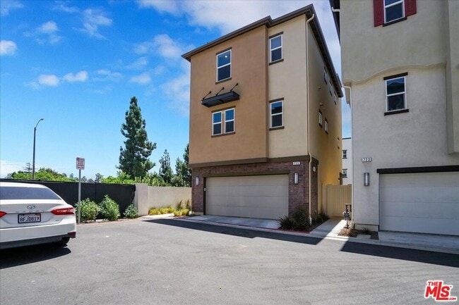 Building Photo - 725 Daniel Freeman Cir