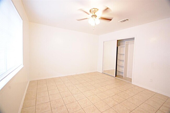 Building Photo - 5704 Edgemoor Dr
