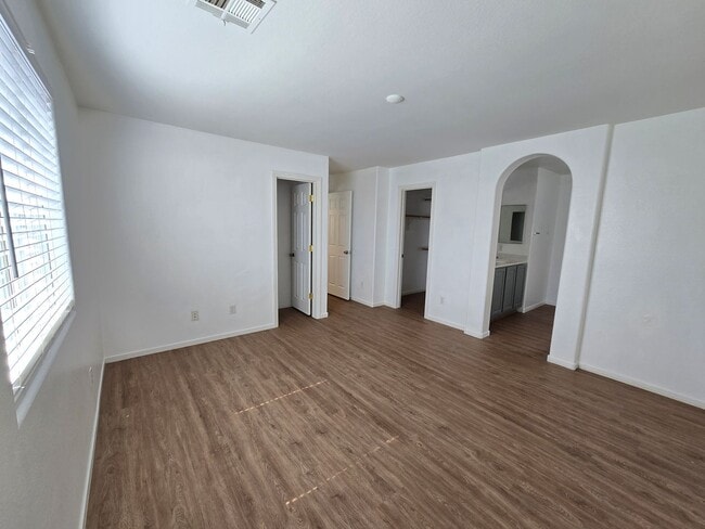 Building Photo - 3 Bedroom Updated Townhouse