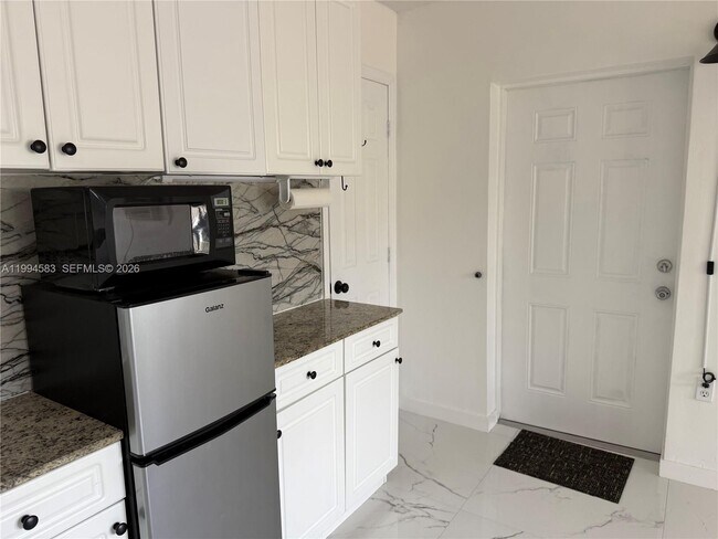 Building Photo - 1230 North Dr