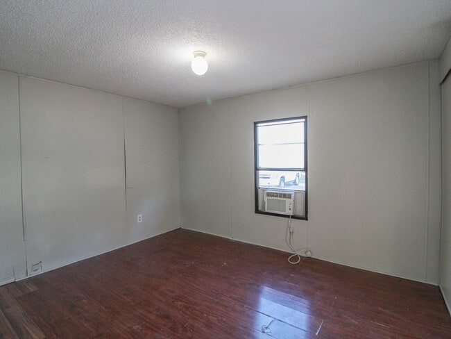 Building Photo - Close to downtown Pulaski!