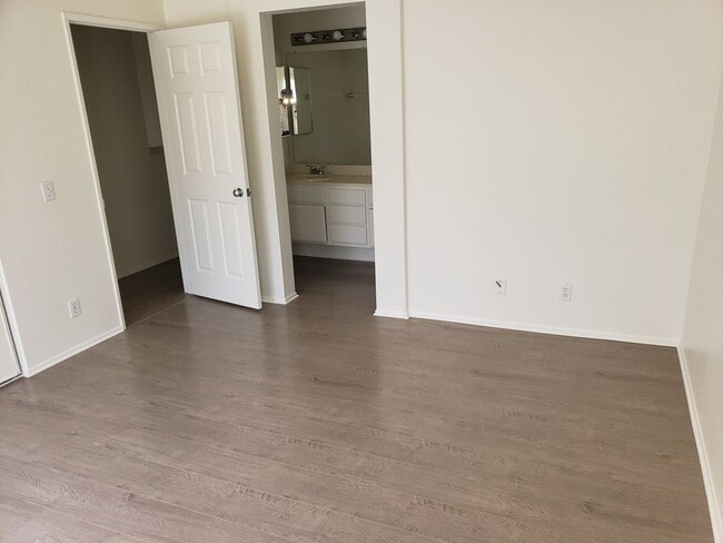 Building Photo - BEAUTIFUL 3 BEDROOM 2 BATH SINGLE STORY HO...