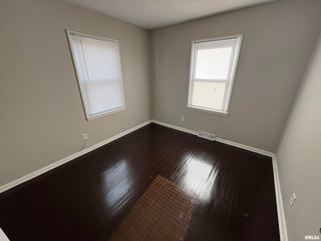 Building Photo - 2324 W Gilbert Ave