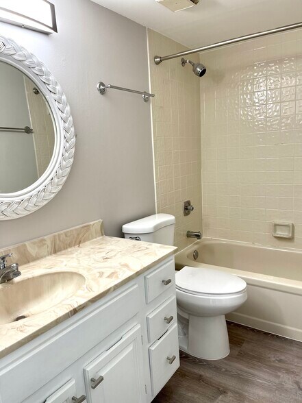 Guest bath - 1850 Atlantic St