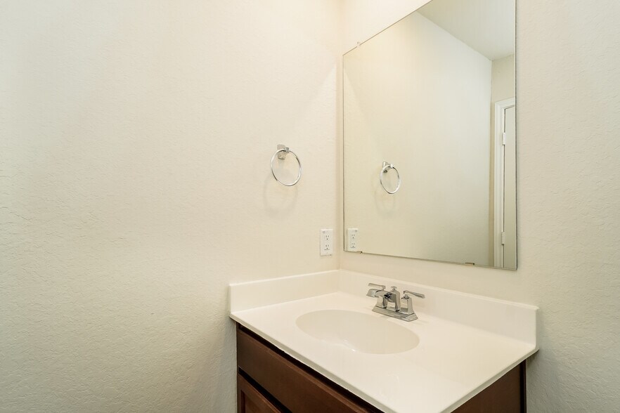 Building Photo - 819 Retama Pass