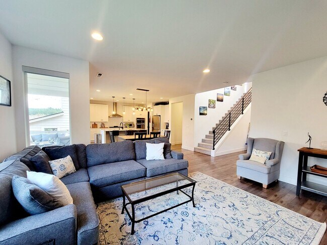 Building Photo - Spacious, Modern and Immaculate 4 bedroom, Convenient Location in Poulsbo