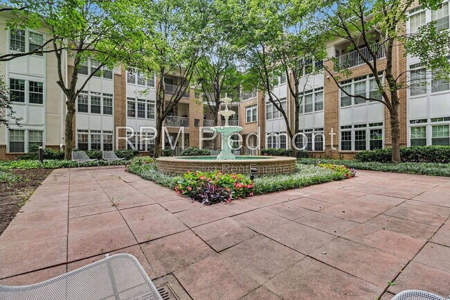 Building Photo - 220 Renaissance Pkwy NE