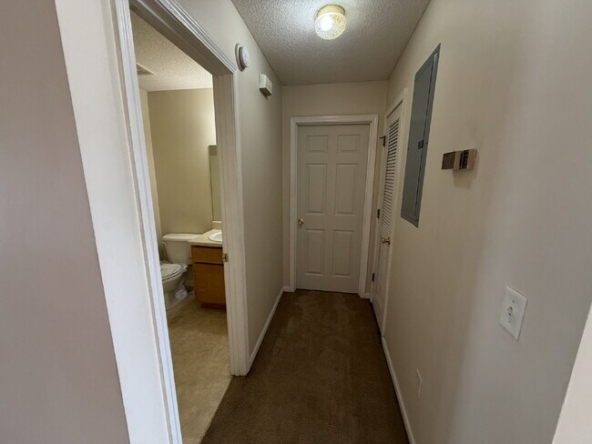 Building Photo - Apartment For Rent