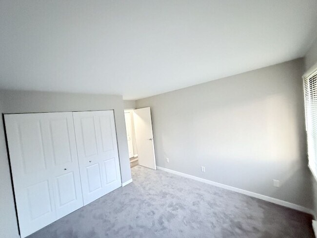 Building Photo - 2 Bedroom 1 Bathroom Lower