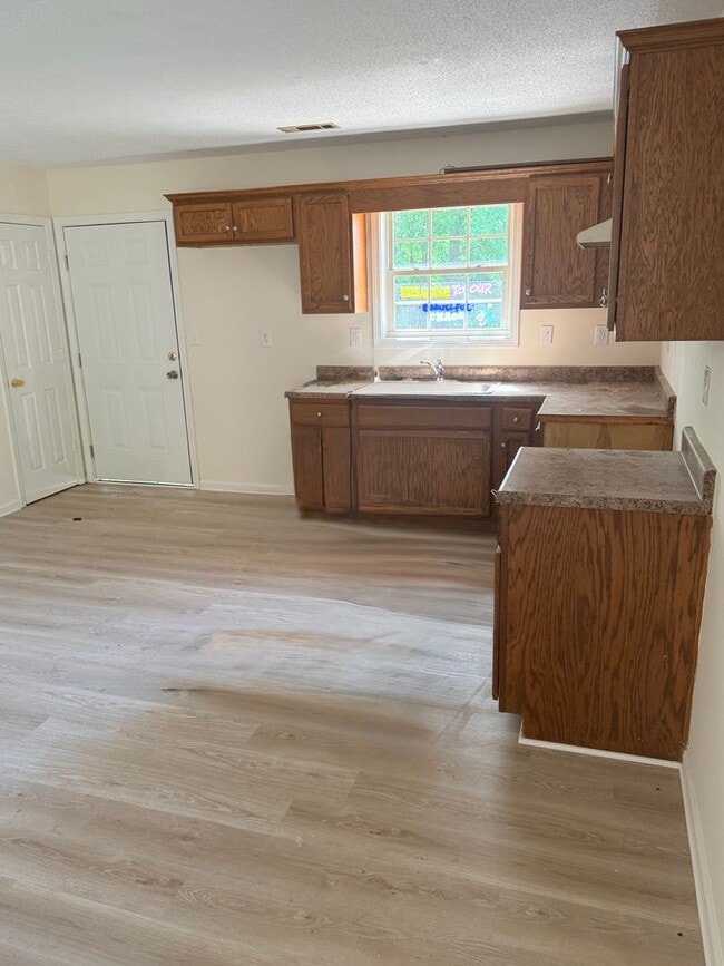 Building Photo - 3 bedroom 2 bath house