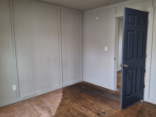 Building Photo - Comfy 2 Bedroom, 1 Bath House located in Radcliff