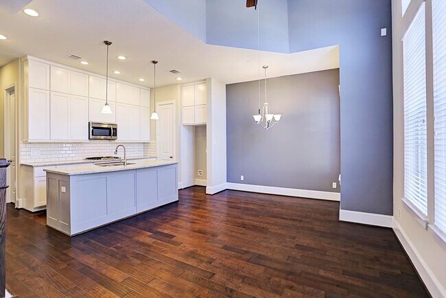 Building Photo - 11005 Acorn Falls Dr