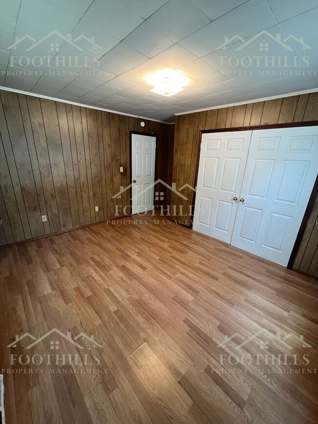 Building Photo - Spacious 3 Bedroom Home Near Anderson Univ...