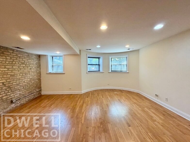 Building Photo - 2842 N Albany Ave