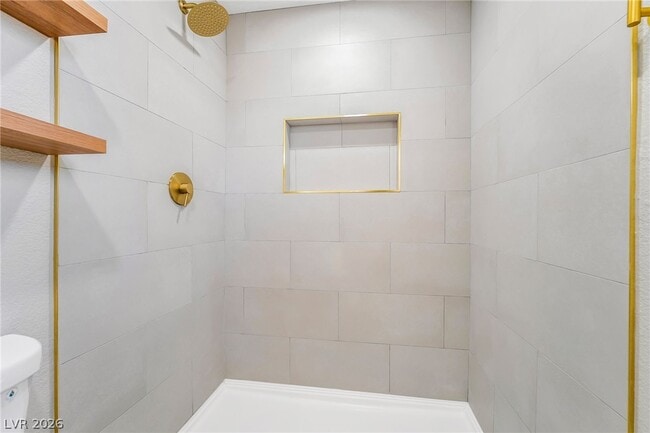 Building Photo - 517 Longtree Ave