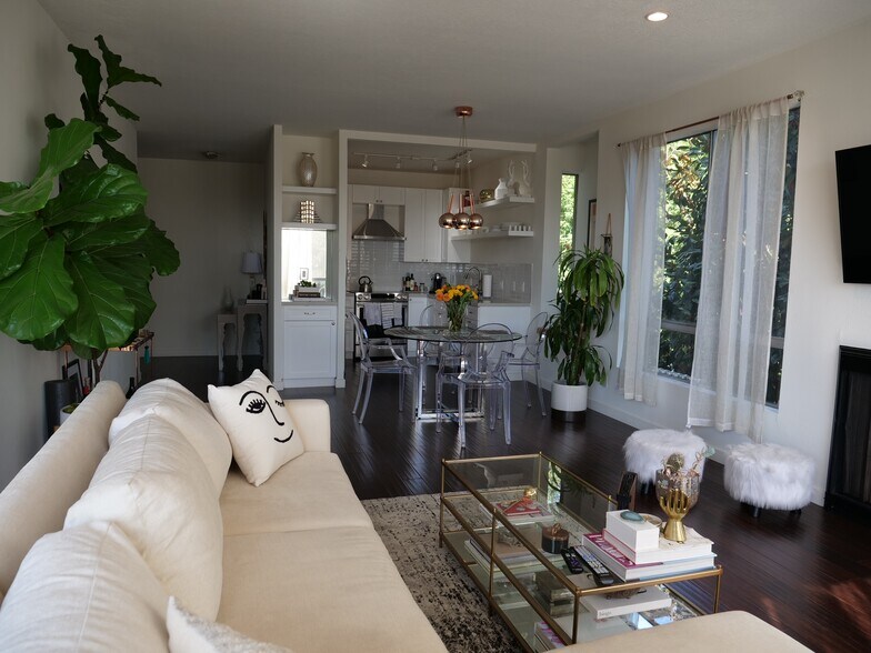 Building Photo - 8960 Cynthia St