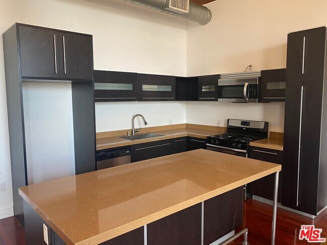 Building Photo - 652 Mateo St