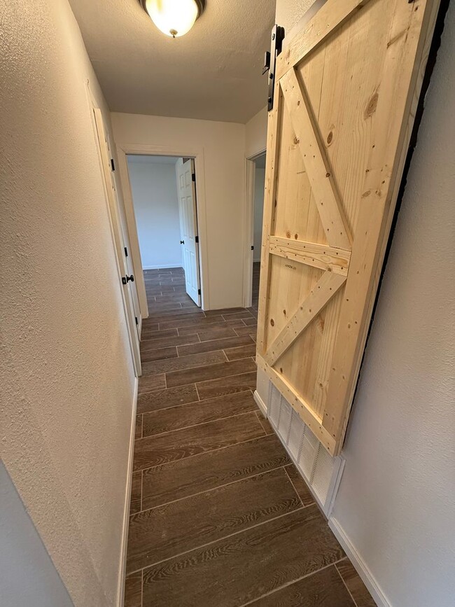Building Photo - 3 bed, 1 bath House.