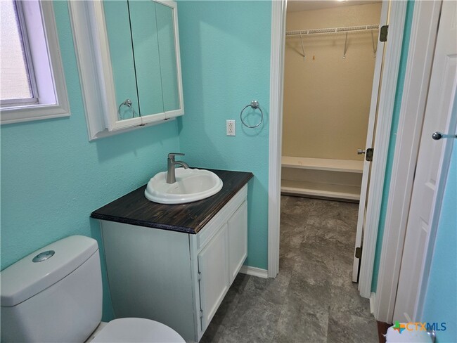 Building Photo - 702 Anaqua Ave