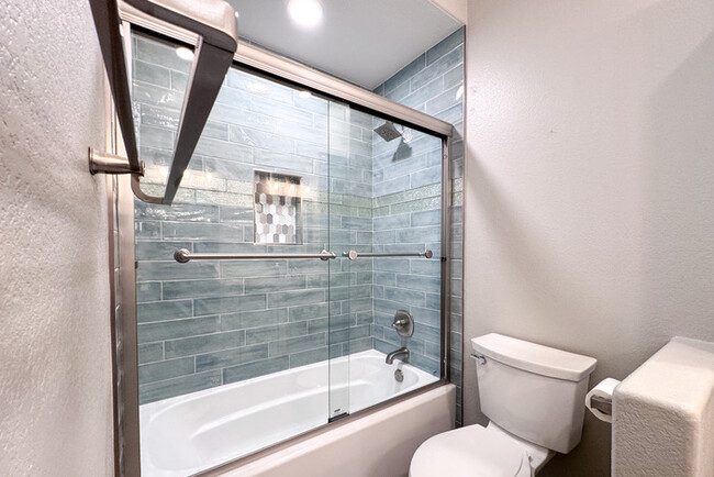 Building Photo - 3Bed/2.5 Ba House in Gated Community in No...