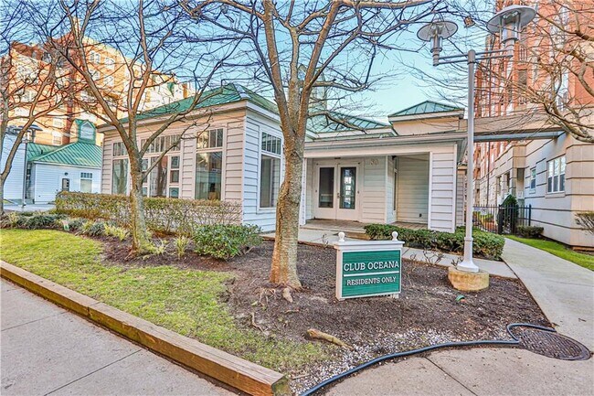Building Photo - 135 Oceana Dr E