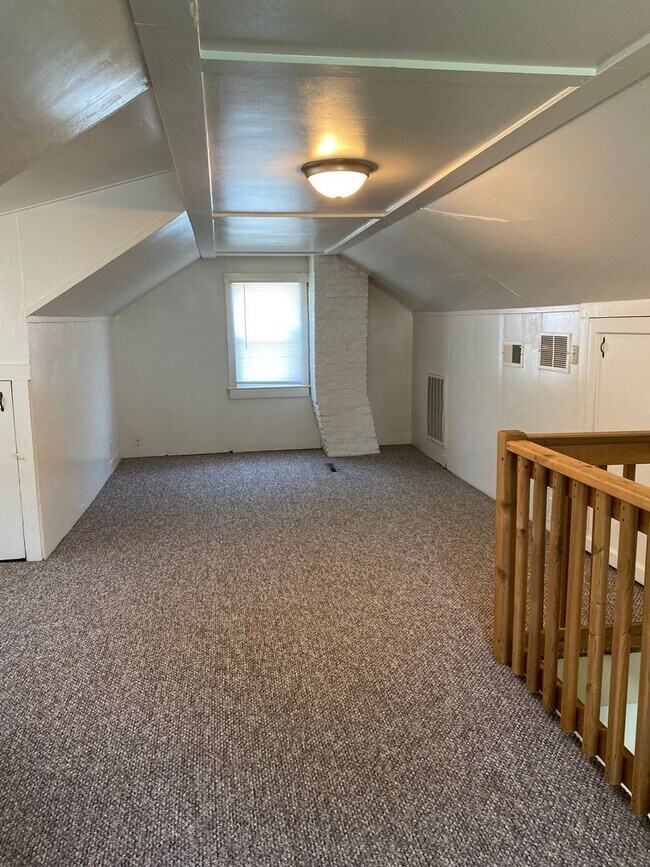 Building Photo - 2 Bed House with Garage