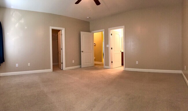 Building Photo - Rad in Raintree!