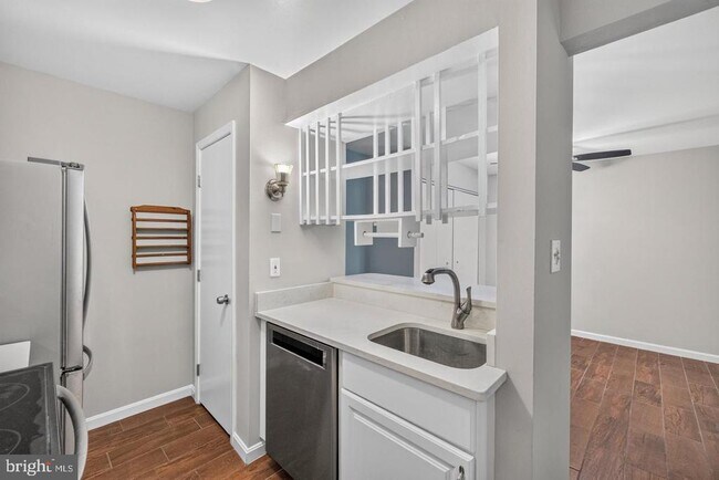 Building Photo - 8509 Barrington Ct