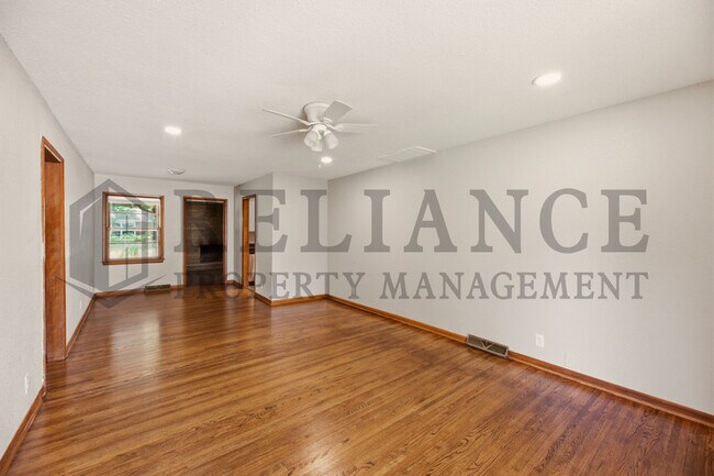 Building Photo - 841 N Country Acres Ave