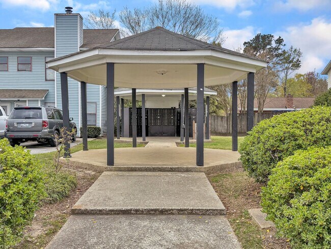 Building Photo - 206 Pine Shadow Dr