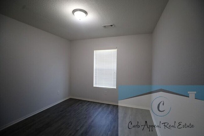 Building Photo - Beautiful 3 bed / 2 bath home with a fence...