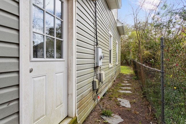 Building Photo - 3307 Kenmore Dr