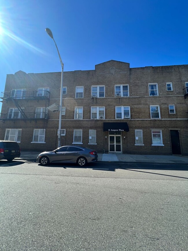 Primary Photo - 11 Ampere Plaza