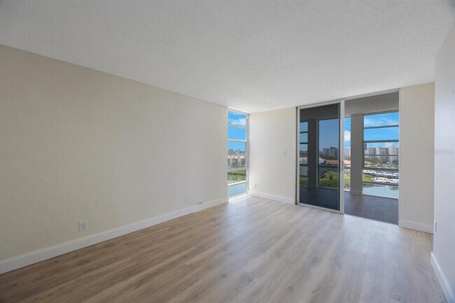 Building Photo - 7400 Sun Island Dr S