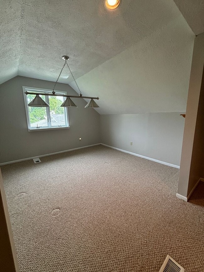 Building Photo - Spacious Home in Gaylord