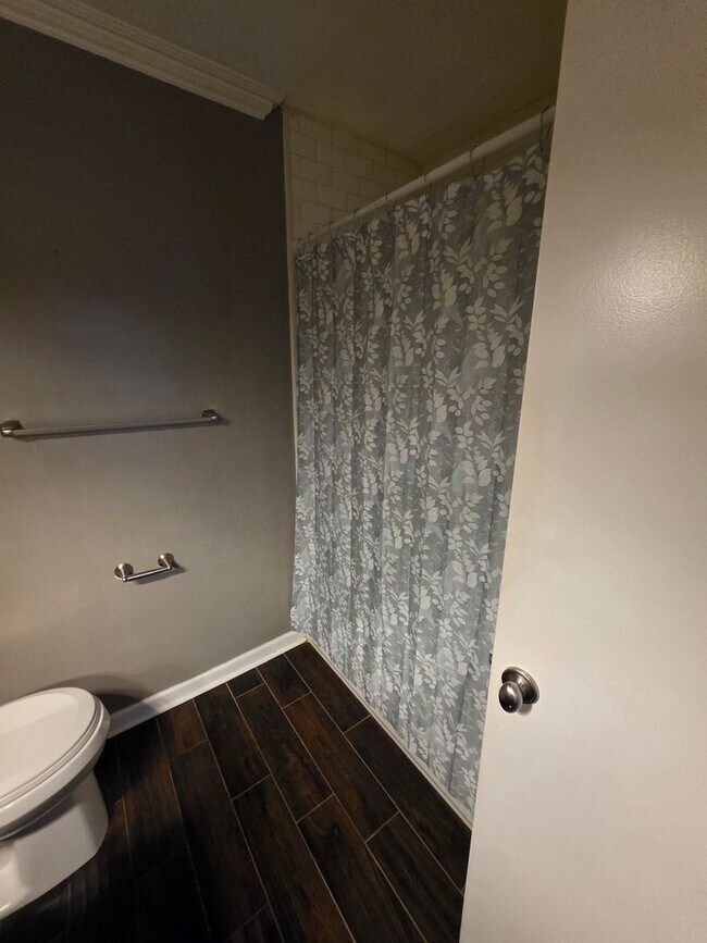 Building Photo - 2220 Woodridge Ln