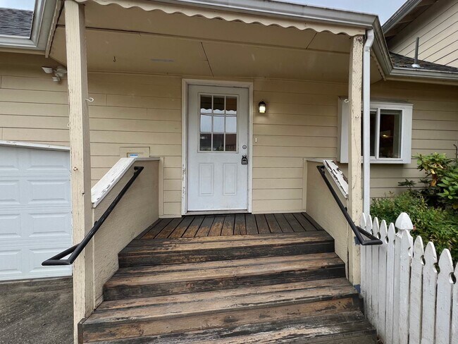 Building Photo - Outdoor Oasis: Charming 3 Bed 2 Bath House!