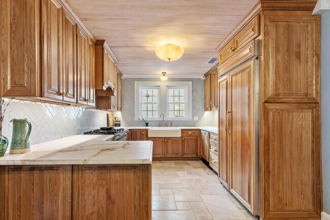 Building Photo - 821 Ingleside Ave