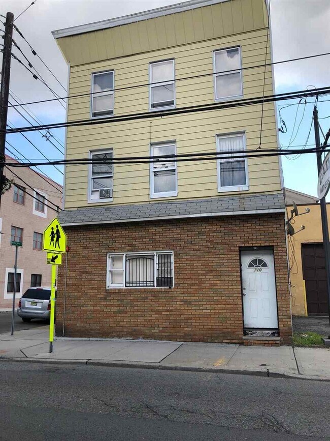 Primary Photo - 710 Summit Ave