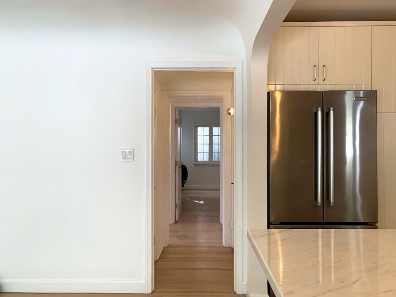 Building Photo - 6251 Holly Mont Dr