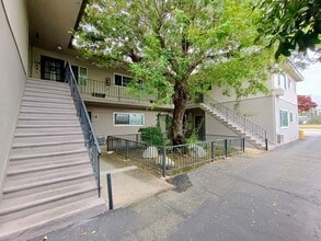 Building Photo - 212 Bonita St