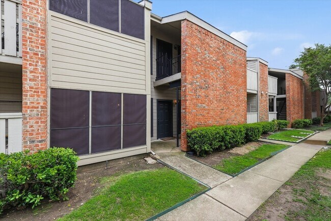 Building Photo - 9600 Royal Ln