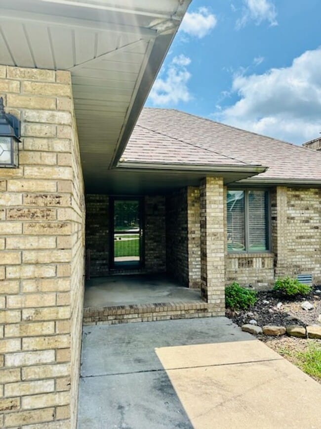 Building Photo - Beautiful All Brick Home in Nixa!