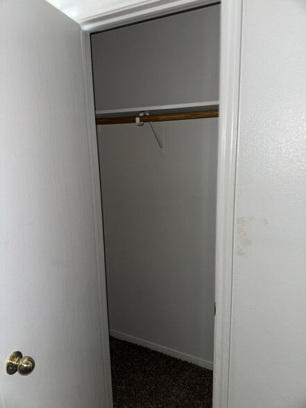 Building Photo - 402 Topeka Ct