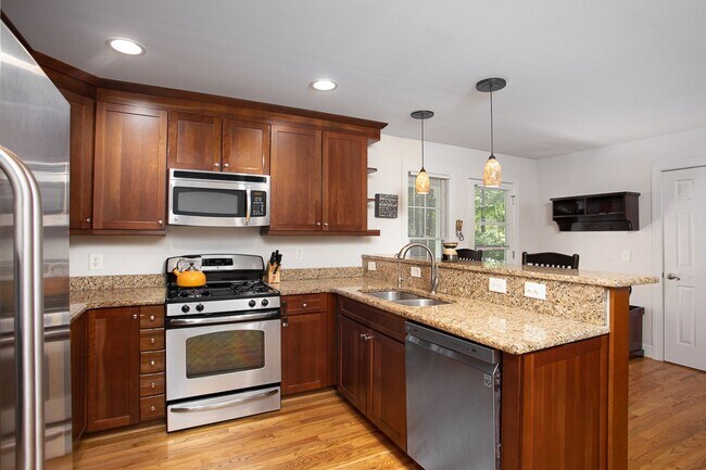 Building Photo - Contemporary 3-Bedroom 2-Bath Townhome in Chapel Hill Close to UNC and Hospital!