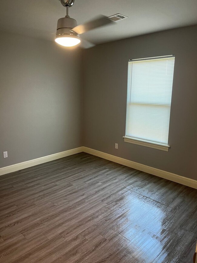 Building Photo - 3 bedroom Duplex